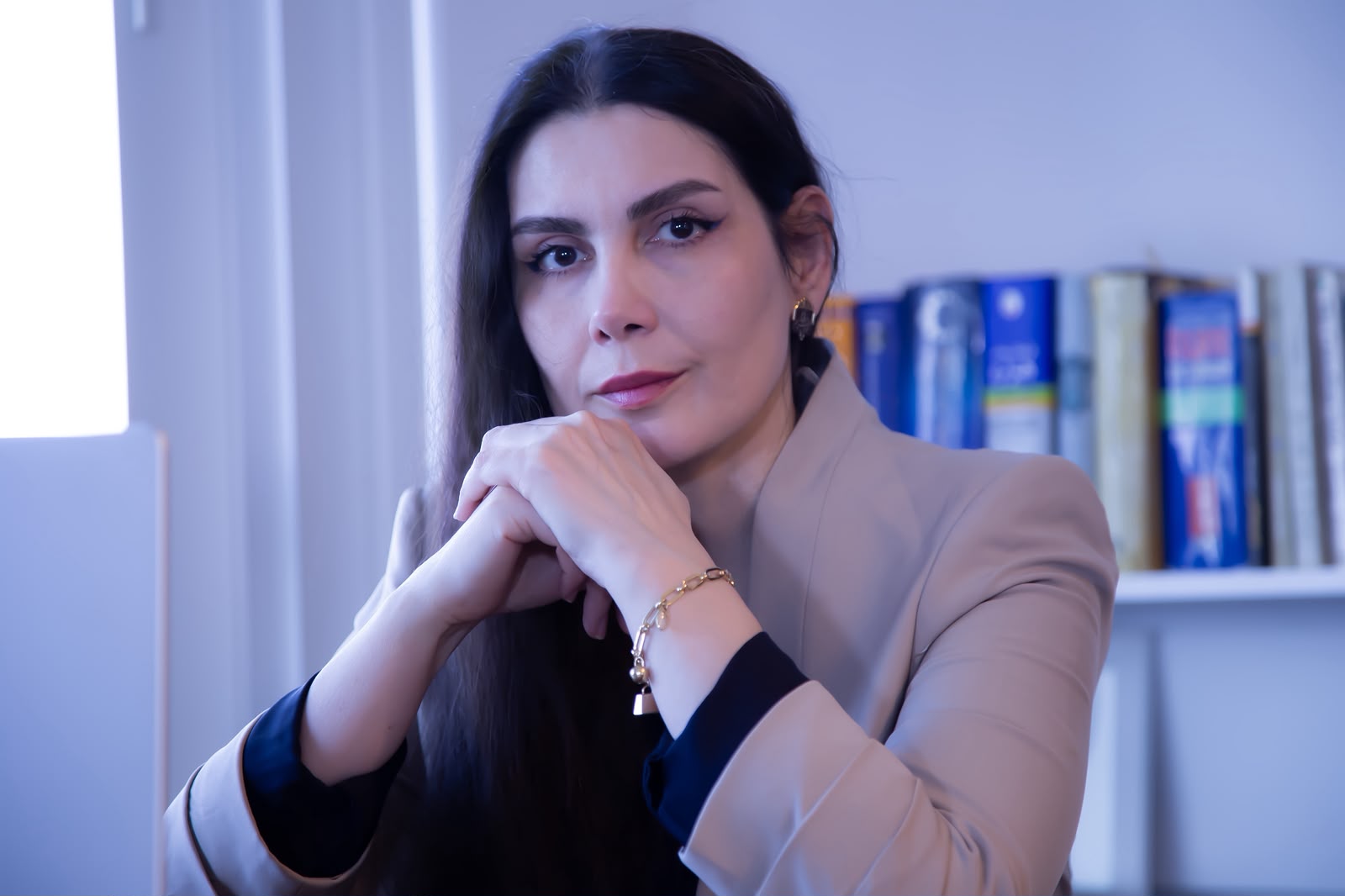 دکتر عاطفه پاشازاده، مترجم رسمی فارسی و انگلیسی